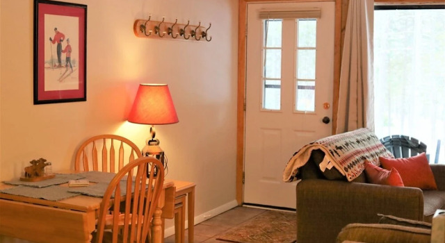 Pet Friendly Condo in Waterville Valley - Newly Refinished! - Whc23v, Varaa Hotelli Hotellit New England uima-altaalla, Uima-allas