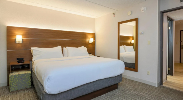 Двухместный люкс Holiday Inn Express Milwaukee - West Medical Center by IHG