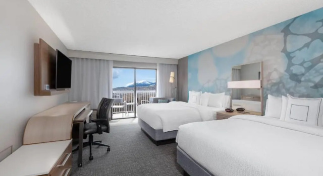 Standardowy czteroosobowy pokój i balkonem Courtyard by Marriott Reno