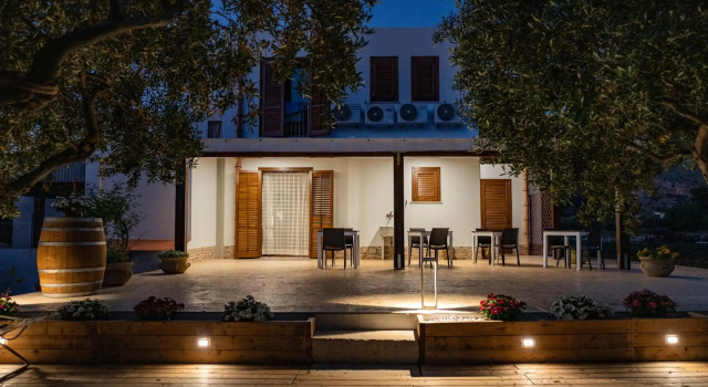 B&B Pietre Preziose, Book Bed and Breakfast Hotels in Sicily with Parking, Parking