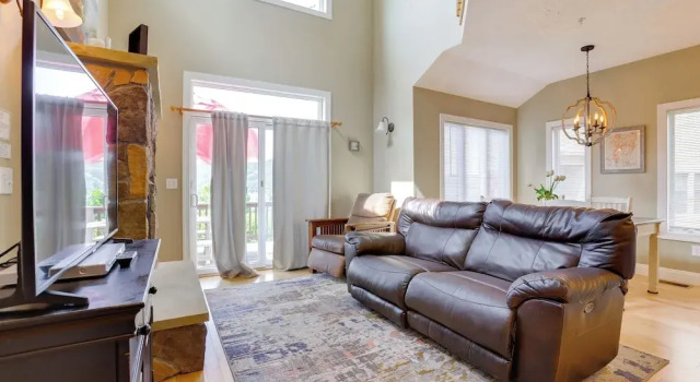 Апартаменты < Half-mi to Lake: Townhome w/ Hot Tub in Mchenry!
