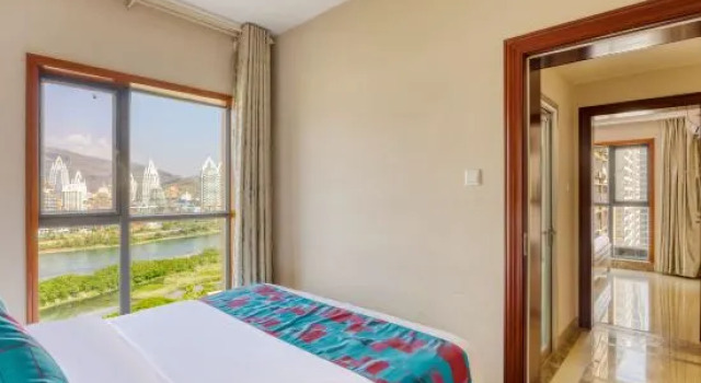 Семейный люкс с балконом и с видом на реку Yichenwei Binjiang Hotel (Xishuangbanna Splashing Plaza)