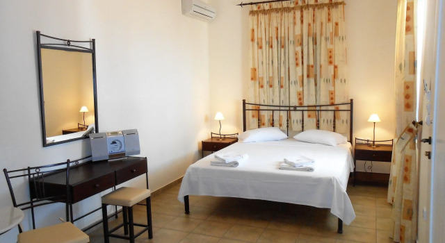 Livanios Studios, Book Hotel Adamas Milos