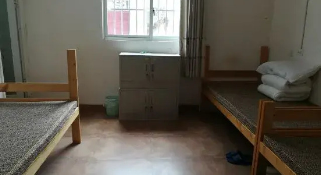 Кровать в общем номере (мужской номер) Yunbu Outdoor Themed Inn