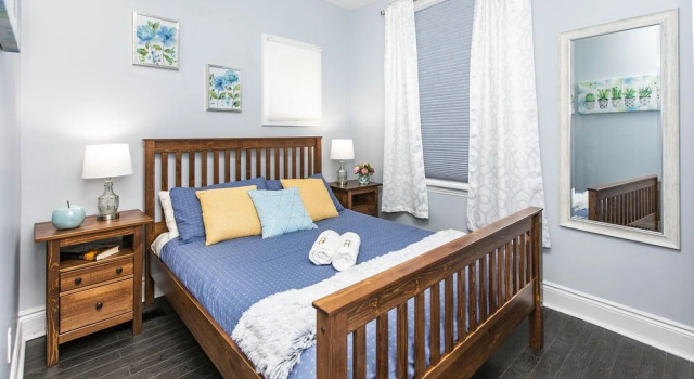 Newly Renovated - 2BR - Steps to Little Italy, Varaa Hotelli Ottawa 