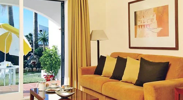 Ramada Hotel&Suites Marina del Rey, 29649 Málaga, Spain, Забронировать Отель Отели Фуэнхирола с бассейном, рядом с Playa del Charcón, Бассейн