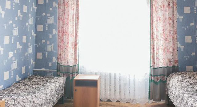 Кровать в общем номере Атом