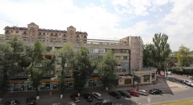 Уютная квартира в центре. Cozy apartment in the city center. 430, Boek Appartement Alma-Ata Kazachstan, in de buurt van Abay Metro Station