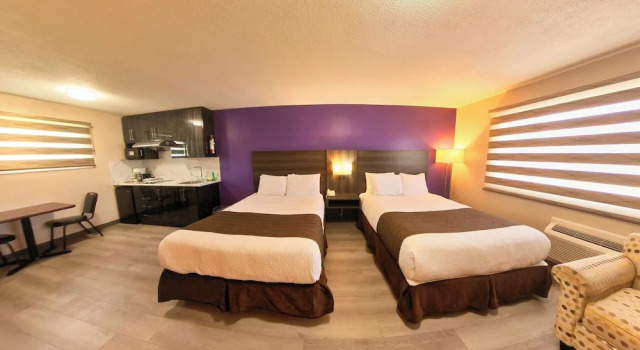 Четырёхместный семейный люкс Maple Leaf Inn & Suites