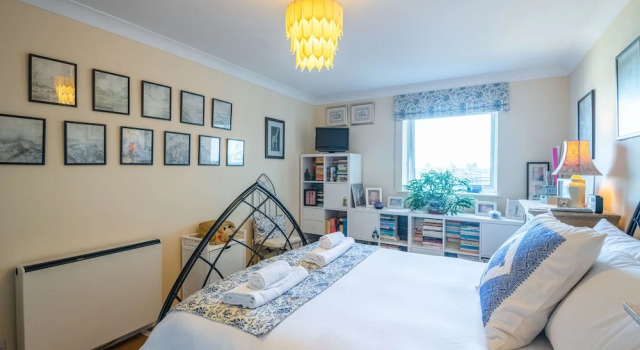 Delightful Wapping Home with Stunning River Views