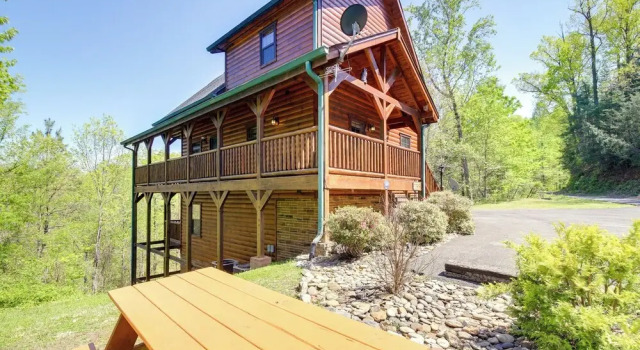 Secluded Smoky Mountain Cabin w/ Theater & Hot Tub