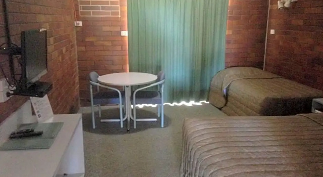Tambo Mill Motel & Caravan Park, Book Motel  