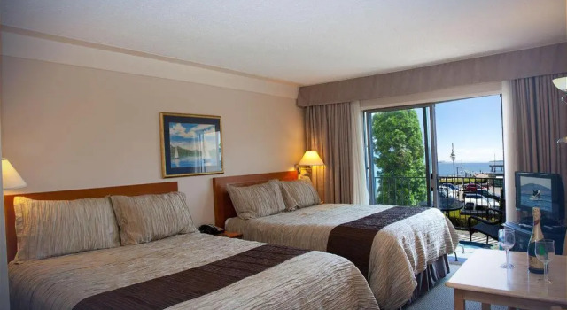 Четырёхместный номер Standard с видом на море Sidney Waterfront Inn & Suites