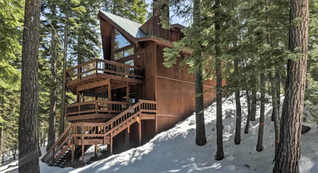 Коттедж с 3 комнатами с балконом Tahoe Donner Retreat w/ Decks & Lake Access!