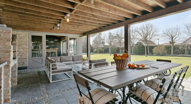 Вилла Spectacular Holiday-villa With Lounge-area and bar