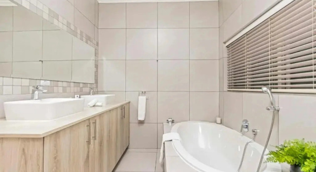 Двухместный люкс Deluxe с видом на сад Dunton Guest House