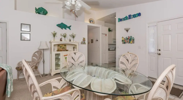 Beachy Keen Pool Home by Ocean Properties, Забронировать Отель Отели Нью-Смирна-Бич с парковкой, рядом с Поле для гольфа Detwiler Park, Парковка