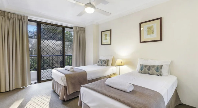 Апартаменты с 2 комнатами с балконом и с видом на сад Surfers Century Oceanside Apartments