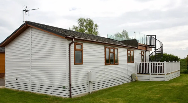 Beautiful 2-bed Lodge With hot tub and Saunain Ely, Book Feriehus Villaer i Ely, Villa
