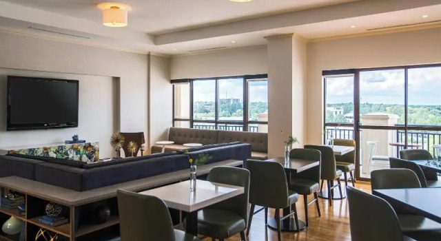 Четырёхместный клубный номер Standard Renaissance Raleigh North Hills Hotel
