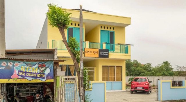 OYO Life 1889 Mbuahpage, Book Hotel Karawang West Java
