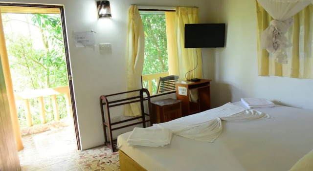 Двухместный номер Economy с балконом и с видом на сад Shiny Lakeside Resort