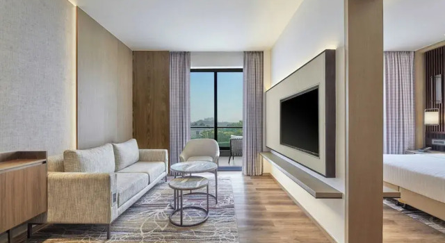 Люкс c 1 комнатой с балконом Courtyard by Marriott Gorakhpur