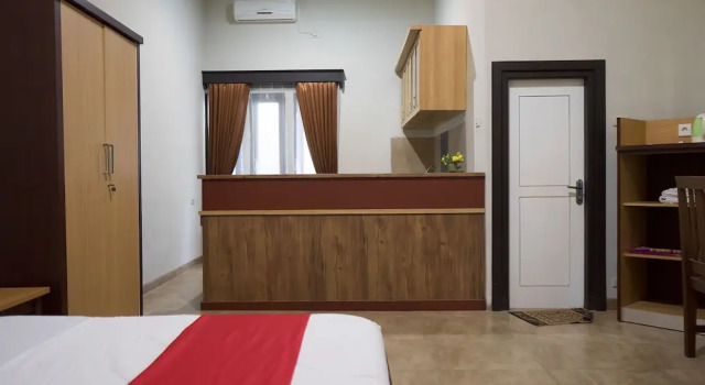 Люкс Deluxe OYO 1283 Guest House Loemajan