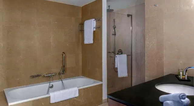 Номер Standard с балконом и с красивым видом из окна Hilton Beirut Downtown