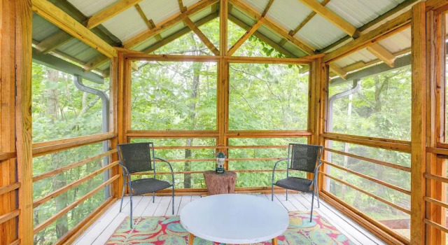 Коттедж 1 Mi to Burr Oak Lake: Home w/ Deck & Patio!