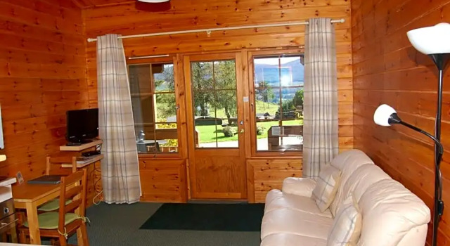 Cosy Rowan woodland lodge no1