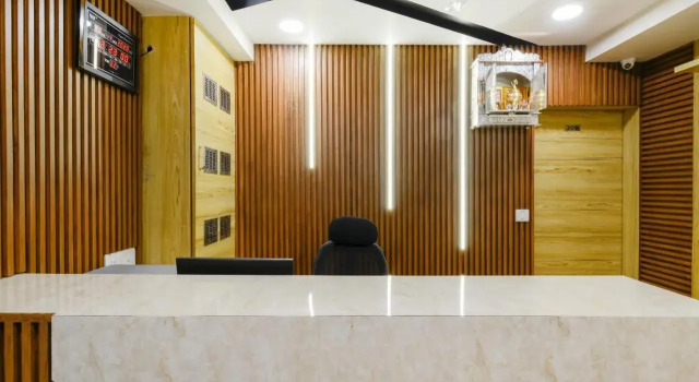 OYO 70998 Hotel Safari Inn
