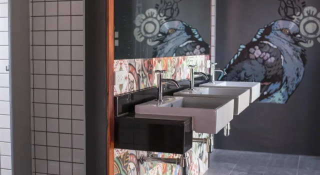 Кровать в общем номере Issara by D Hostel