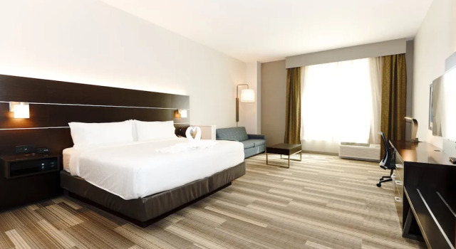 Четырёхместный люкс Holiday Inn Express & Suites Franklin - Berry Farms by IHG
