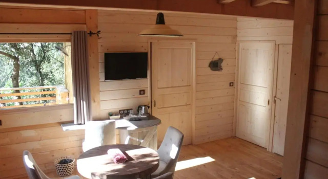 Les Cabanes Dans Les Bois, Rezerwuj Hotel Villalier Langwedocja-Roussillon