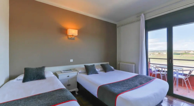 Трёхместный номер Superior с балконом Hostal Alberana