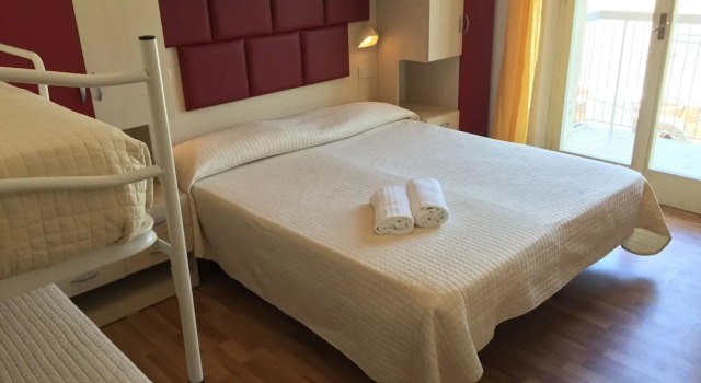 Четырёхместный номер Standard с балконом Hotel Stresa