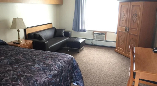 Pines Motel, Book Motel Hoteller i Hinton med parkering, Parkering