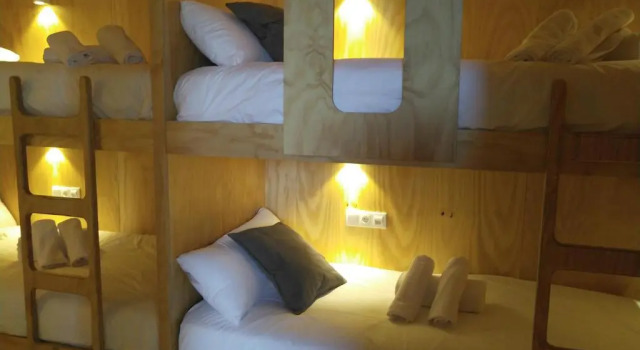 Кровать в общем номере Area Surf House