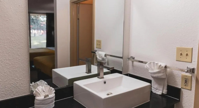 Четырёхместный номер Standard Express Inn & Suites