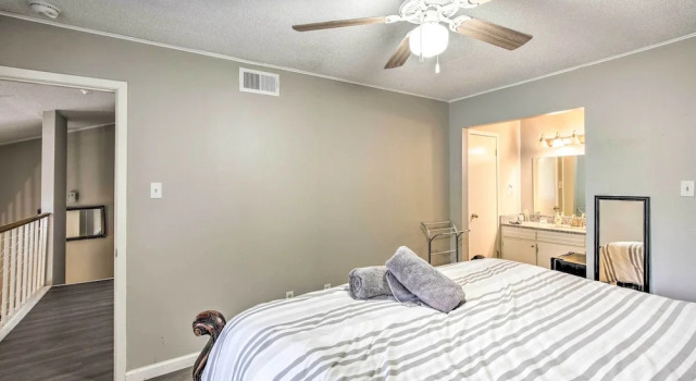 Pet-friendly Dallas Townhome w/ Outdoor Grill, Book Hotel Dallas Dallas - Fort Worth Metropolitan Area