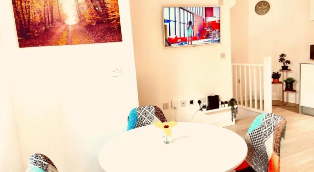 Modern townhouse, Sleeps 4 with parking, Забронировать Отель Уэйкфилд Западный Йоркшир, рядом с Wakefield Magistrates Court