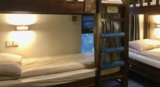 Кровать в общем номере (мужской номер) Dacheng Xiaoyuan Hostel (Zhengzhou High-speed Railway East Station MixC Store)