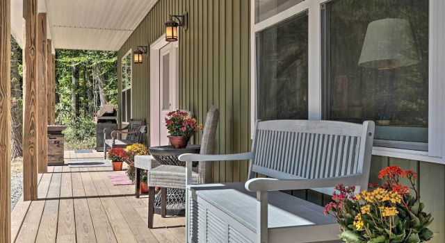 Коттедж 16 Mi to Ski Slopes! Creekside Poconos Cottage