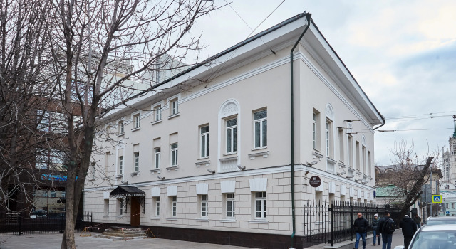 Бизнес-отель Времена Года, Забронировать Отель Отели Москвы с парковкой, рядом с Таганская (Таганско-Краснопресненская), Парковка