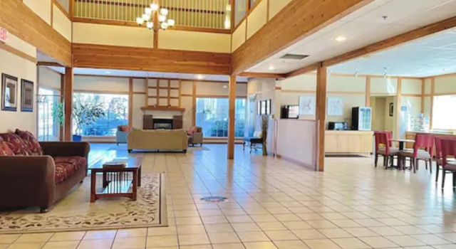 Comfort Inn & Suites, Rezerwuj Hotel Bend Bachelor
