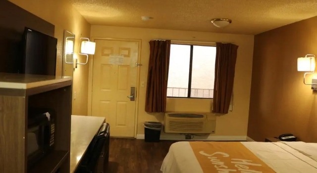 Люкс Deluxe Days Inn by Wyndham Fresno South