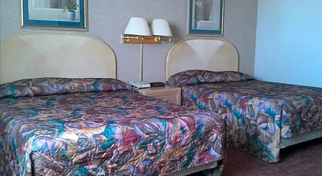 Четырёхместный номер Standard Knights Inn Brandon