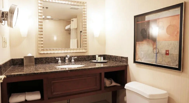 Четырёхместный номер Executive Ontario Airport Hotel & Conference Center
