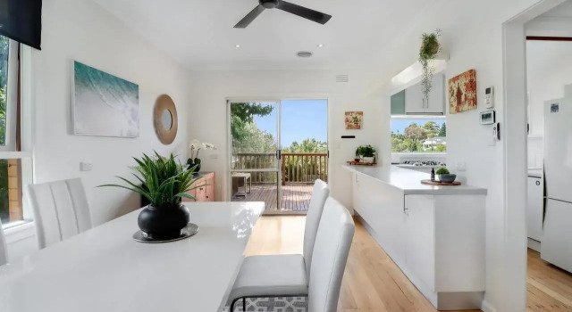 Scenic Serenity Large Family Home in Geelong, Забронировать Отель Отели Джелонг с парковкой, Парковка